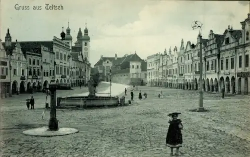 Ak Telč Teltsch Region Hochland, Gruss aus  Stadtansicht, Brunnen, Menschen,  Architektur