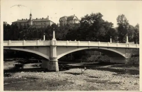 Ak Třebíč Trebitsch Region Hochland, Brücke, Gebäude im Hintergrund, Flussbett, Menschen am Wasse