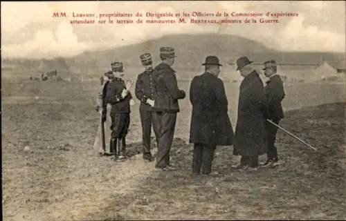 Ak MM. Lebaudy, Besitzer. des Luftschiffs und der Offiziere der Kommission, Manöver M. Berteaux