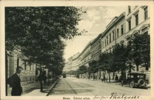 Ak Brno Brünn Südmähren,  Údolní ulice, Straßenansicht, Bäume, Auto, Person