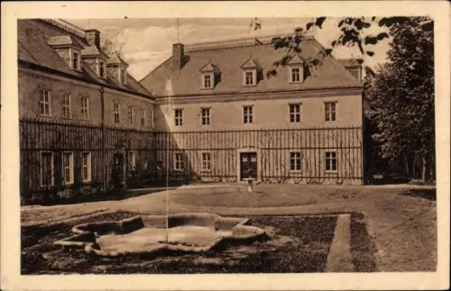 Ak Piskowitz bei Kamenz Nebelschütz Oberlausitz, Genesungsheim, Frauenabteilung, Brunnen