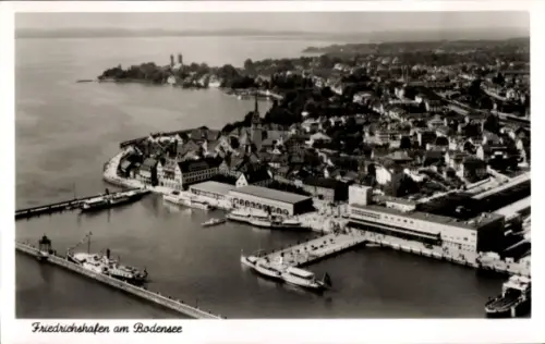 Ak Friedrichshafen am Bodensee, Luftaufnahme von  Bodensee, Hafen, Schiffe, Stadtansicht