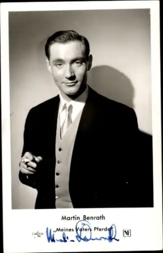 Ak Schauspieler Martin Benrath in Meines Vaters Pferde, Portrait mit Zigarette