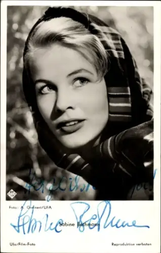 Ak Schauspielerin Sabine Bethmann, Portrait mit Kopftuch