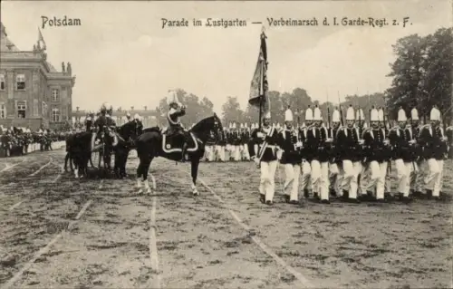 Ak Potsdam in Brandenburg, Parade im Lustgarten vor Kaiser Wilhelm II., 1. Garde Regt. zu Fuß