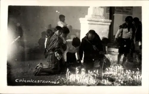 Foto Ak Chichicastenango Guatemala, Menschen in der Kirche zünden Kerzen an