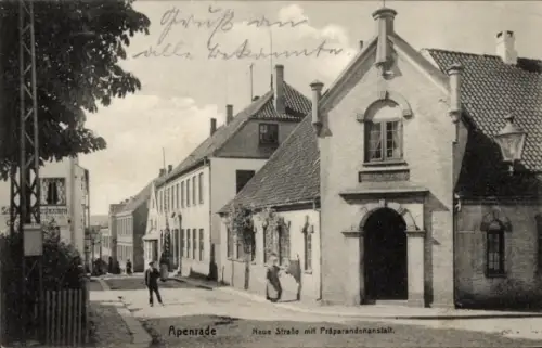 Ak Aabenraa Apenrade Dänemark,  Neue Straße, Präparandenanstalt, Menschen auf der Straße