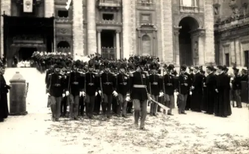 Foto Ak Vatikan Rom Lazio, Päpstliche Gendarmen, Priester