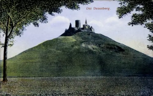 Ak Kassel in Hessen, Der Desenberg, Hügel mit Ruinen, Bäume im Vordergrund