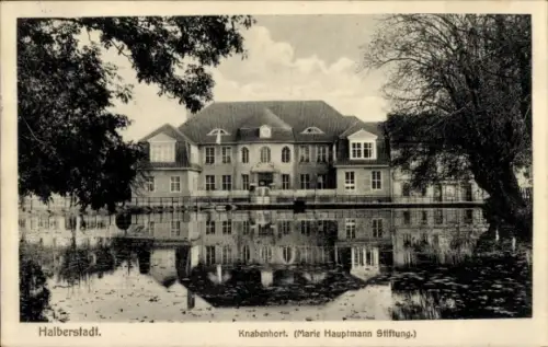 Ak Halberstadt am Harz,  Knabenhort, Marie Hauptmann Stiftung, Wasserreflexion
