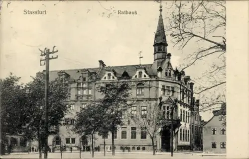 Ak Stassfurt im Salzlandkreis, Rathaus in  Bäume, Straßenansicht