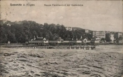 Ak Sassnitz auf Rügen, Sassnitz a. Rügen, Neues Familienbad, Seebrücke