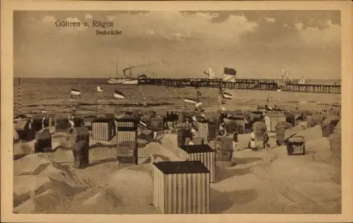 Ak Ostseebad Göhren auf Rügen, Strand mit Strandkörben, Seebrücke, Schiffe, Flaggen