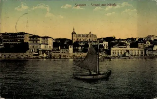 Ak Sassnitz auf Rügen,  Strand mit Hôtels, Boot auf dem Wasser