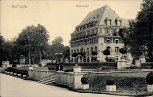 Ak Bad Elster im Vogtland,  Sachsenhof, Parkanlage, Menschen, Bäume