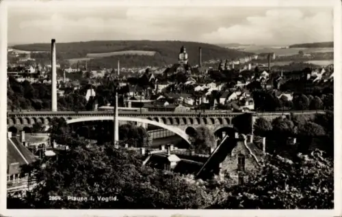 Ak Plauen im Vogtland, Stadtansicht von  Brücke, Fabrikschornsteine, Landschaft