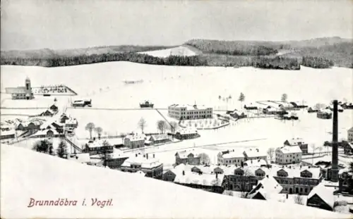 Ak Brunndöbra Klingenthal im Vogtland Sachsen, Schneelandschaft,  Vogtl., Häuser, Kirche, Berge
