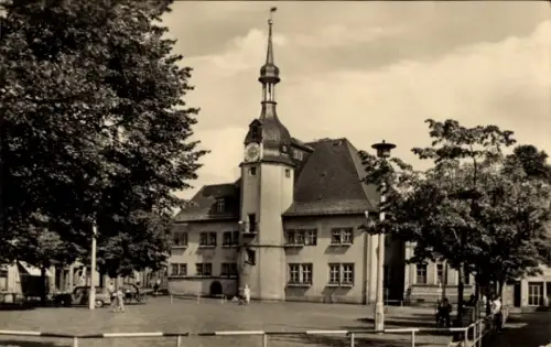 Ak Apolda in Thüringen, Rathaus  Uhrturm, Bäume, Platz, Menschen
