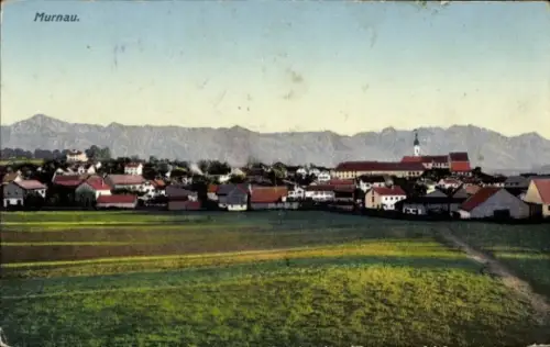 Ak Murnau am Staffelsee,  Landschaft mit Häusern, Bergen im Hintergrund