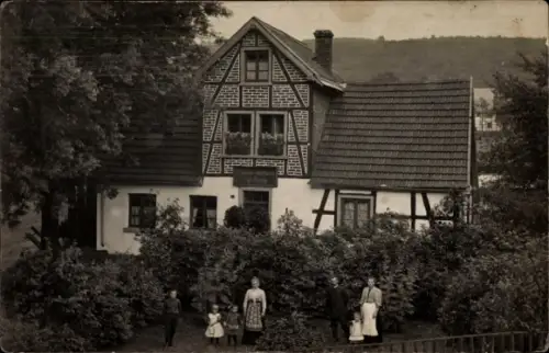 Foto Ak Letmathe Iserlohn im Märkischen Kreis, Familie im Garten vor einem Wohnhaus, Geschäftshaus