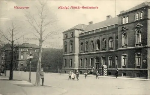 Ak Hannover,  Königlich Militär-Reitschule, Straßenansicht, Bäume, Laternen
