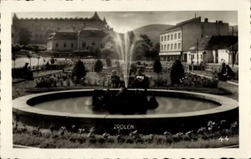 Ak Zvolen Altsohl Slowakei, Brunnen,  Gartenanlage, Gebäude im Hintergrund