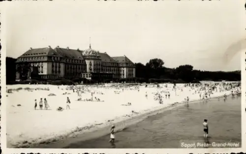 Ak Sopot Gdańsk Zoppot Danzig, Strand, Menschen,  Plaza-Grand-Hotel