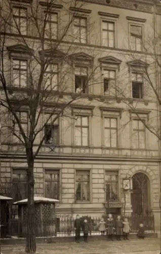 Foto Ak Berlin Moabit, Heidestraße 53, Restauration, Anwohner, Kindergruppe