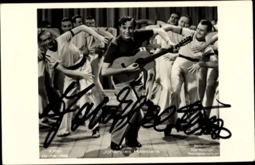 Ak Schauspieler Johannes Heesters, Filmszene Karneval der Liebe, Gitarre, Tänzer