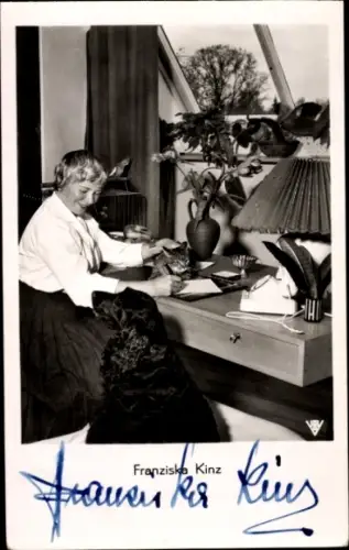Ak Schauspielerin Franziska Kinz, Portrait, Autogramm, Hund, Katze