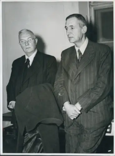 Foto Nürnberger Prozess, Dr. Theodor Klefisch, Dr. Walter Ballas, Anwälte für Krupp