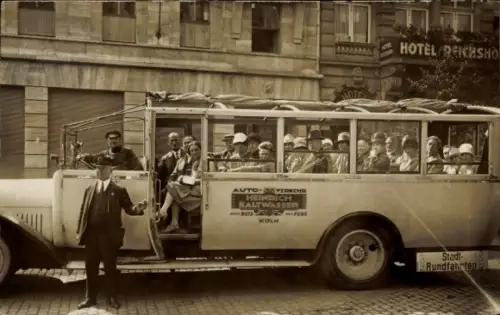 Foto Ak Touristen im Auto, Stadtrundfahrt, Gruppenfoto