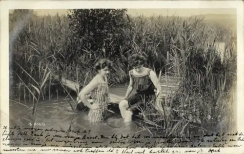 Foto Ak Zwei Frauen im Wasser, Fluss