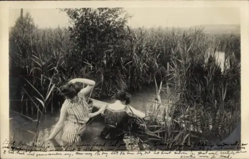 Foto Ak Zwei Frauen im Wasser, Fluss
