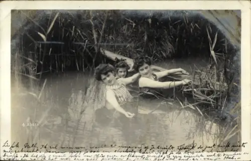 Foto Ak Frauen baden im Fluss