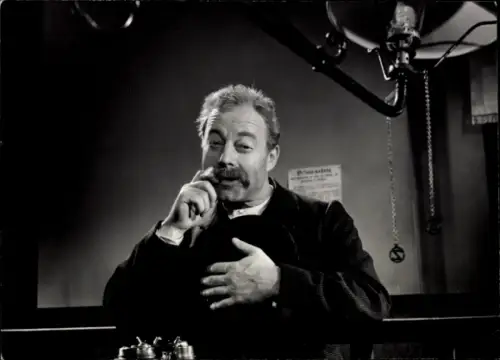 Foto Filmszene Der Hauptmann von Köpenick, Walter Koppel, Schauspieler Heinz Rühmann