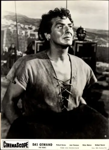 Foto Schauspieler Victor Mature, Portrait, Das Gewand