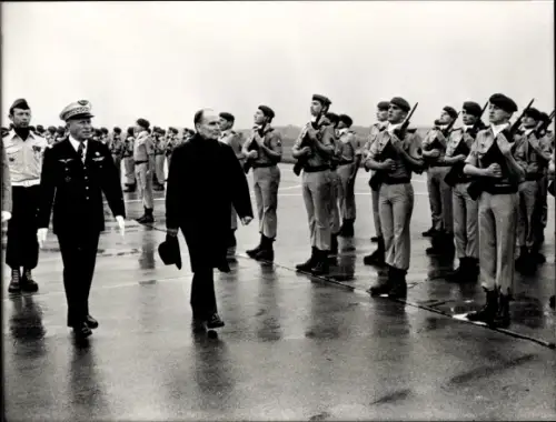 Foto François Mitterrand, Französischer Staatspräsident, französische Soldaten
