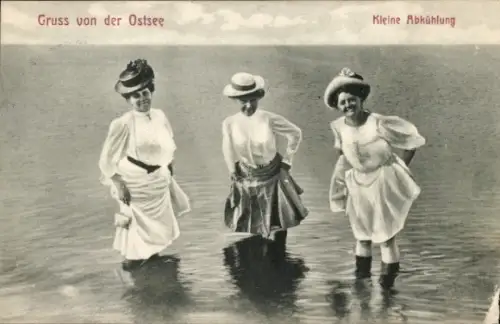 Ak Gruß von der Ostsee, Kleine Abkühlung, Drei Frauen stehen im Meer.