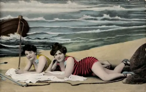Ak Zwei Frauen in gestreiften Badeanzügen am Strand, coloriert