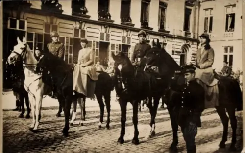 Foto Ak König Albert I. von Belgien, Königin Elisabeth Gabriele, Leopold, Marie José
