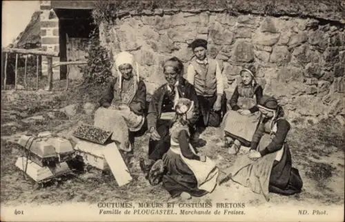 CPA Plougastel Daoulas Finistère, Une Famille, Marchande de Fraises