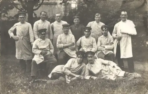 Foto Ak Dresden Leuben, Lazarett, Soldaten, I. WK