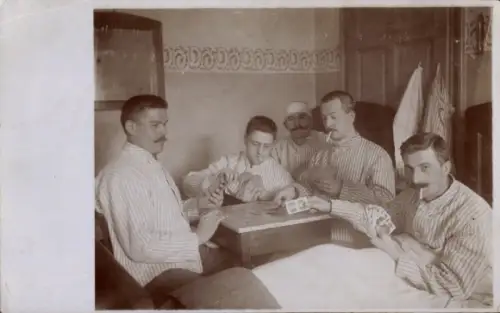 Foto Ak Dresden Leuben, Lazarett, Soldaten beim Kartenspiel