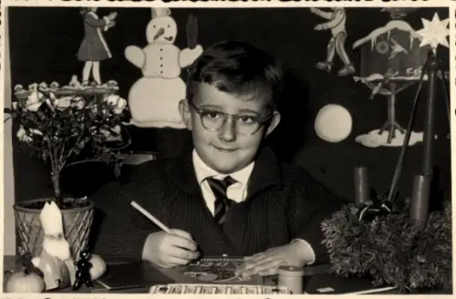 Foto Ak Porträt eines Jungen am Tisch, Spielzeuge