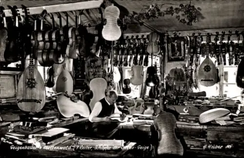 Ak Mittenwald in Oberbayern, Geigenbau, J. Reiter, Schöpfer der Urgeige