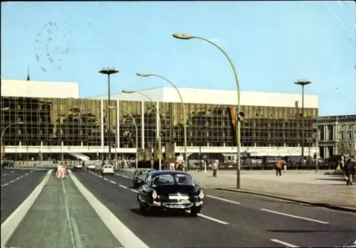 Ak Berlin Mitte, Hauptstadt der DDR, Palast der Republik, Verkehr