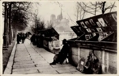 Ak Paris, Kathedrale Notre Dame, Händler am Ufer der Seine, Schaukästen