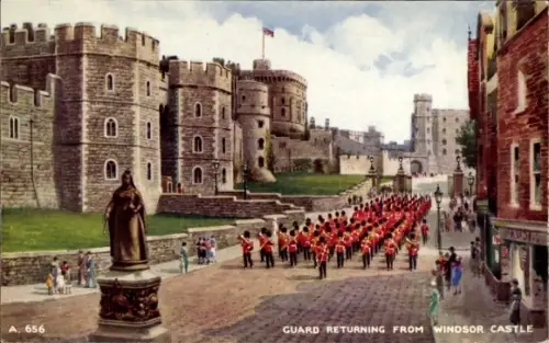 PC Windsor Berkshire England, Windsor Castle, Guard returning
