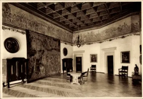 Ak Kraków Krakau Polen, Wawel Schloss, Raum mit Wandteppich, Gemälden, Holzdecke, Tisch, Stühle